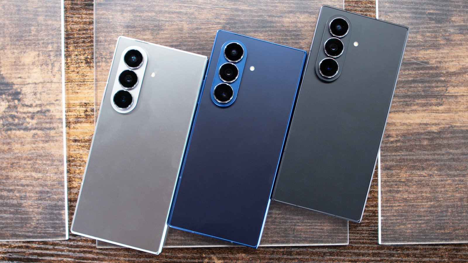 Samsung Galaxy Z Fold 7 em diferentes cores mostrando design dobrável