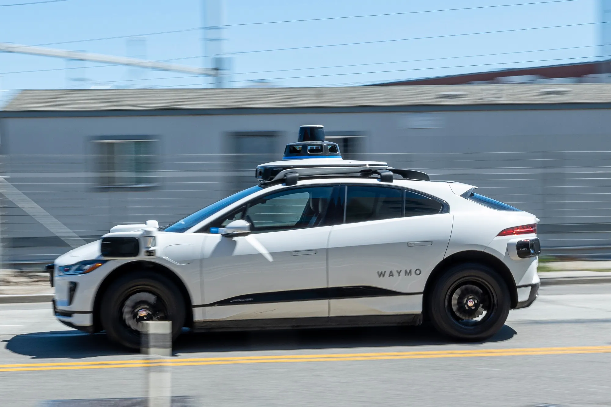 Robotaxis em 2025: A Revolução dos Veículos Autônomos Sem Motorista que Está Transformando o Transporte Urbano