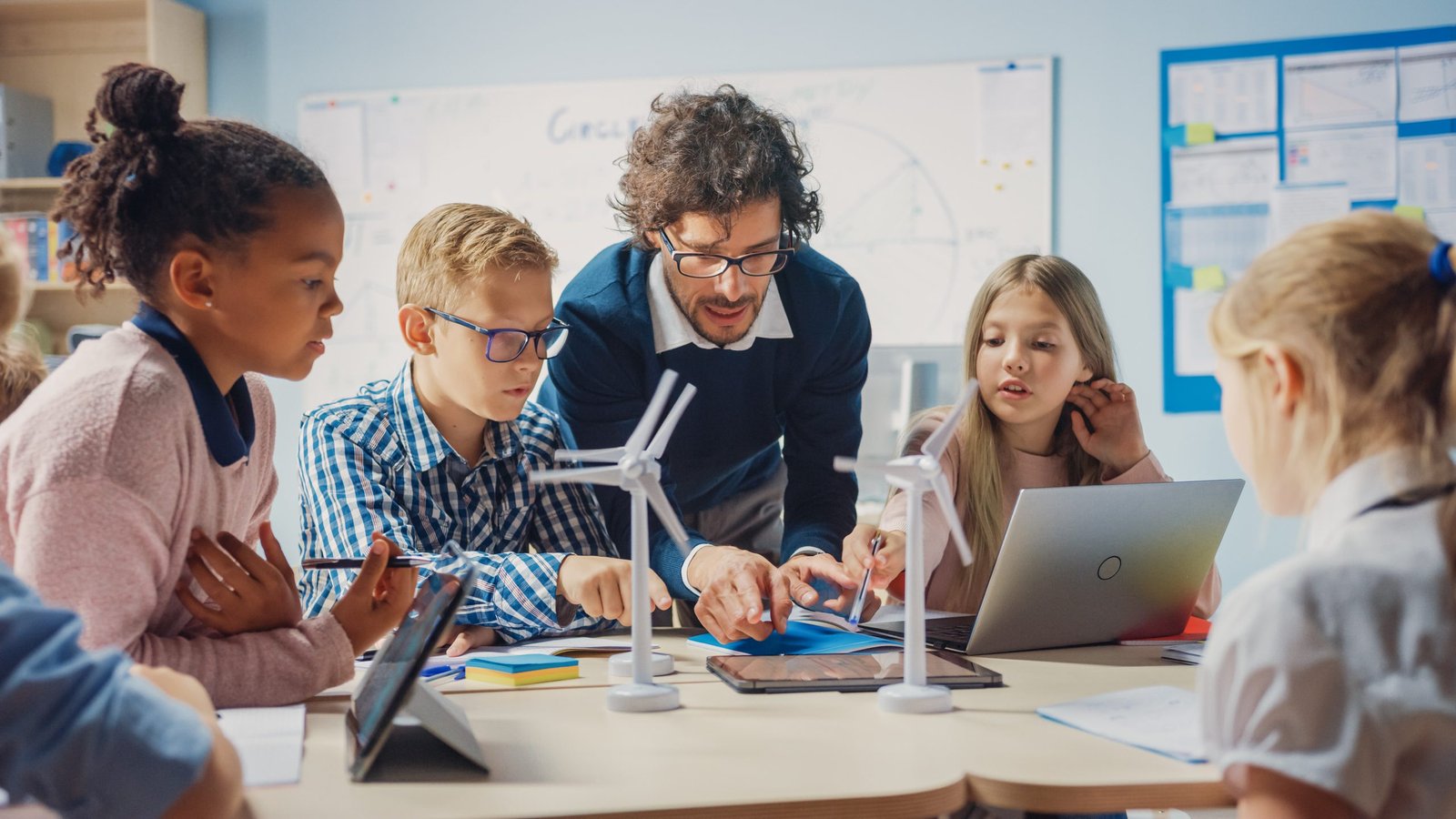 Estudantes usando tecnologia em sala de aula moderna representando o Sala do Futuro